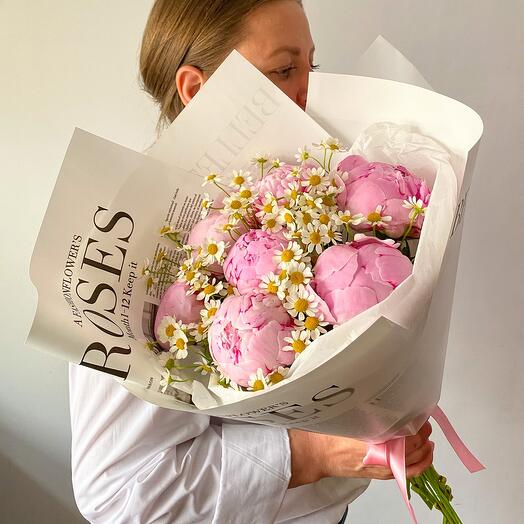 Bouquet of pink peonies and daisies