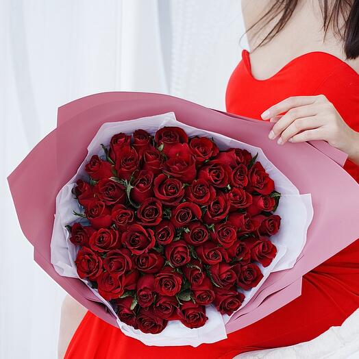 Ramo de 51 rosas rojas en un paquete brillante
