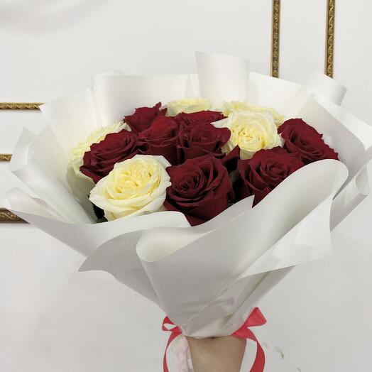 Микс красных и белых роз