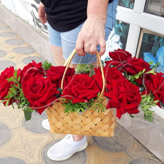Корзина с красными розами