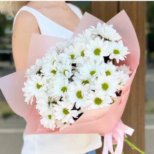 Букет из ромашковых хризантем в нежной упаковке