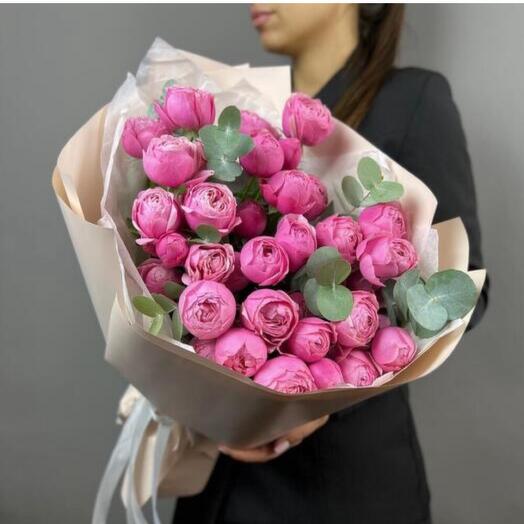 Нежный букет пионовидные розы