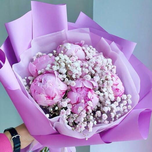 Букет из пионов с пушистой гипсофилой