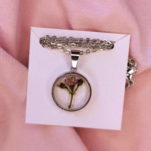 Pendant with real flower in epoxy resin