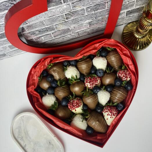 Клубника в шоколаде "Love" 20-25шт