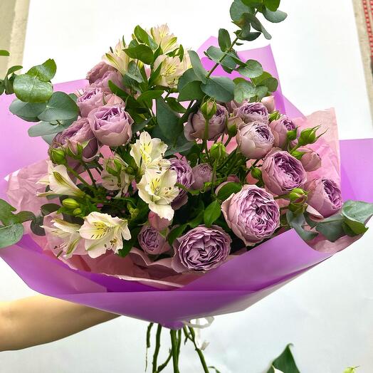 Нежный букет кустовых роз