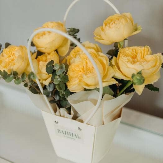 Композиция из пионовидных роз в сумочке