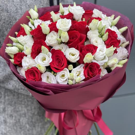 Букет Бергамо из красных роз и эустомы