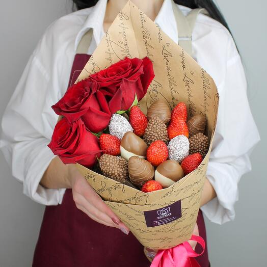 Букет из клубники в шоколаде и цветов Клубничный S с 3 розами