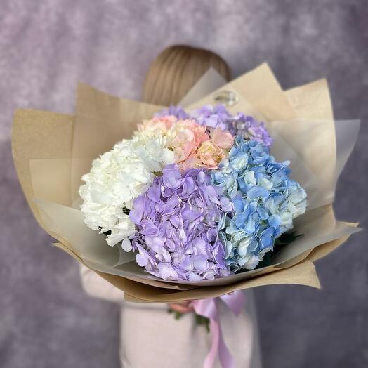Ramo de 5 hortensias en un paquete artesanal moderno