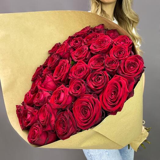 Букет из 35 красных роз 60 см в крафте