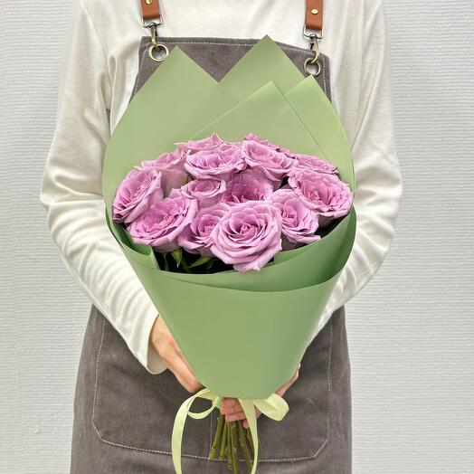 Букет из 15 сиреневых роз в зеленой матовой упаковке