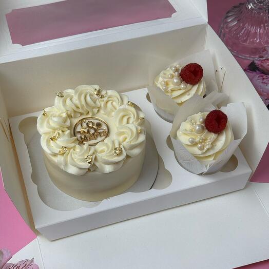 Комбо-набор бенто-торт и 2 капкейка со свежей малиной и топпером на выбор