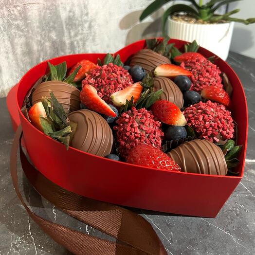 Клубника в шоколаде «StrawberryHeart» 9-12 ягод