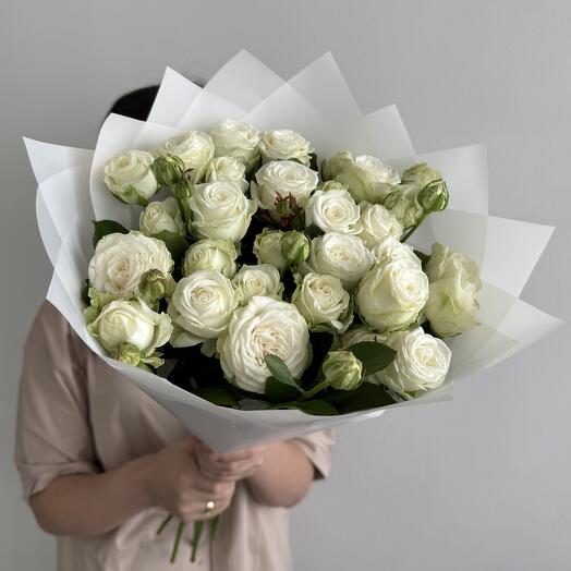 Bouquet of 19 delicate white bush roses
