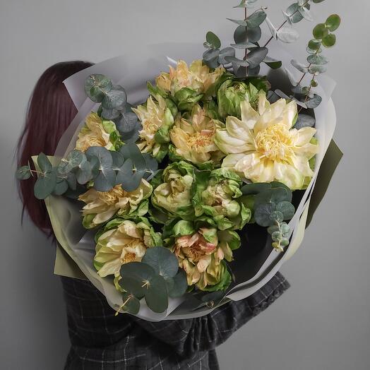 Зеленые розы Вегги (Веджи) с эвкалиптом