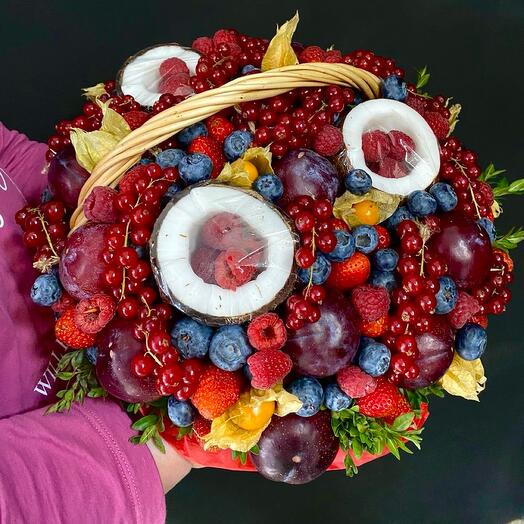Корзина из ягод и фруктов