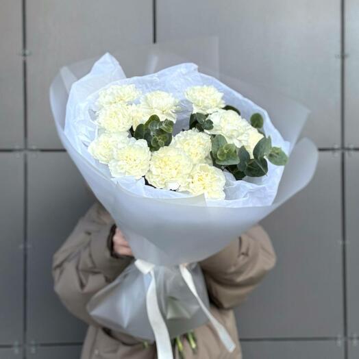 Букет белых гвоздик с ароматным эвкалиптом