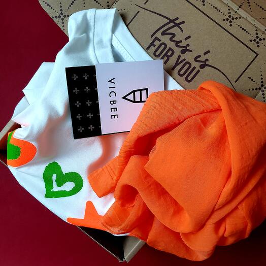 Gift box tshirt donna stampa fluo e sciarpa leggera