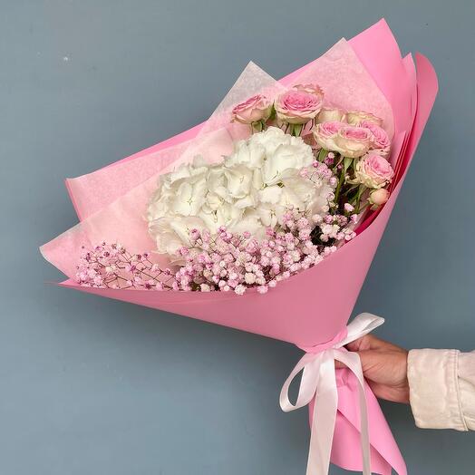 Гортензия с кустовой розой