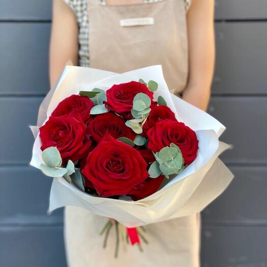 Ramo de 9 rosas rojas con eucalipto