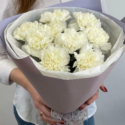 Bouquet of white dianthus