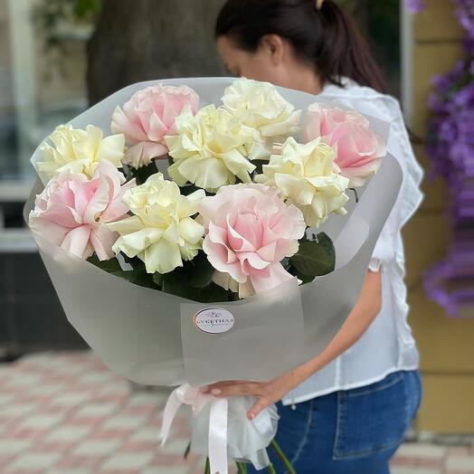 Ramo de hermosas rosas de encaje