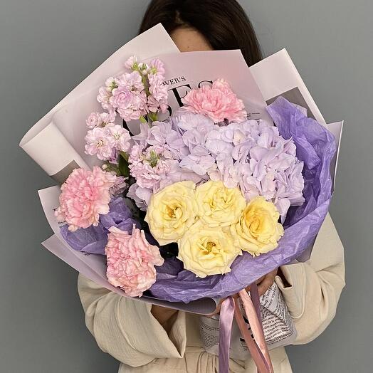 Ramo de autor "Fantasía" con rosas de arbusto, mattiola y Dianthus