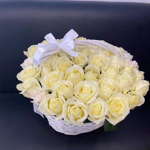 Корзина из белых роз(51 шт)