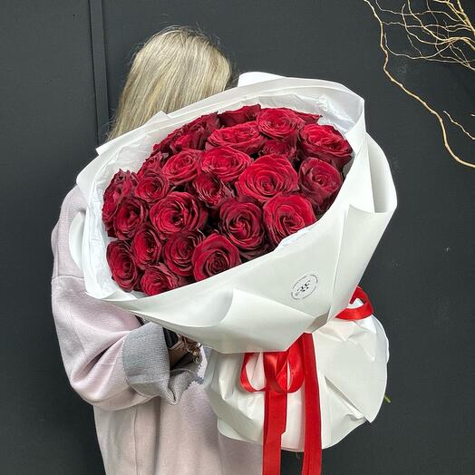 Букет из 29 красных роз Red Naomi