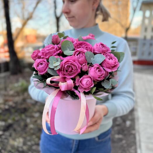 Пионовидные кустовые розы с эвкалиптом в коробке