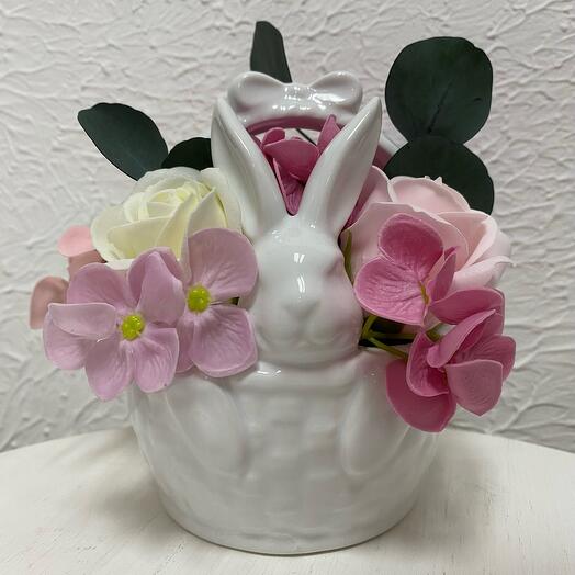 Зайка с декоративными цветами