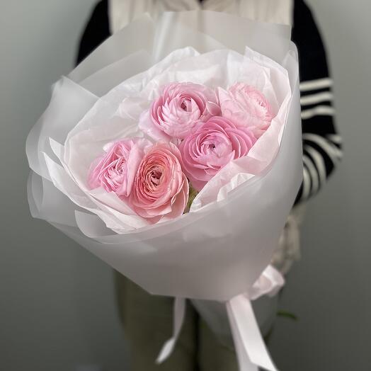 Монобукет из нежно-розовых ранункулюсов