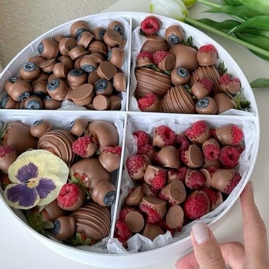 Клубника , малина , голубика в шоколаде