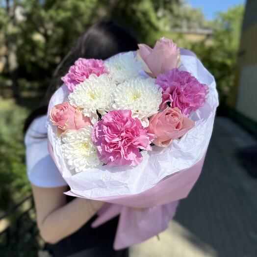 Комплимент с розовыми розами, диантусами и хризантемой