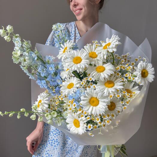 Пышный летний букет с ромашками и дельфиниумом L