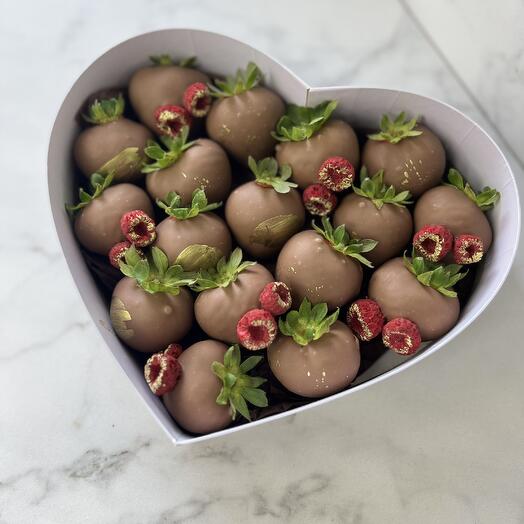 Коробка-сердце с клубникой в шоколаде Noir M