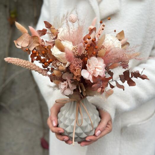 Композиция из стабилизированных цветов и сухоцветов «Карамель»