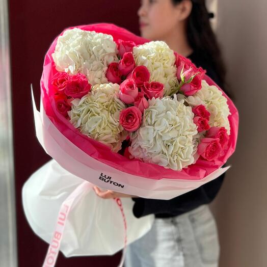 Букет "Кустовые розы и гортензии"