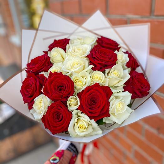 Rosas blancas y rojas en un ramo elegante