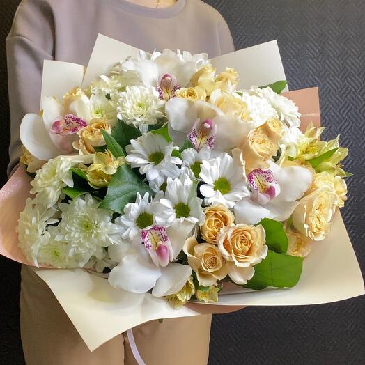 Ramo de rosas fragantes y orquídeas
