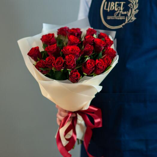 25 rosas rojas en la decoración Tamaño m Art.1050f