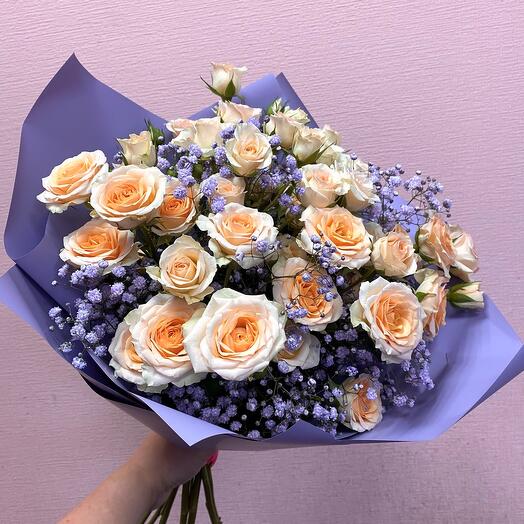 Букет кустовых роз с гипсофилой