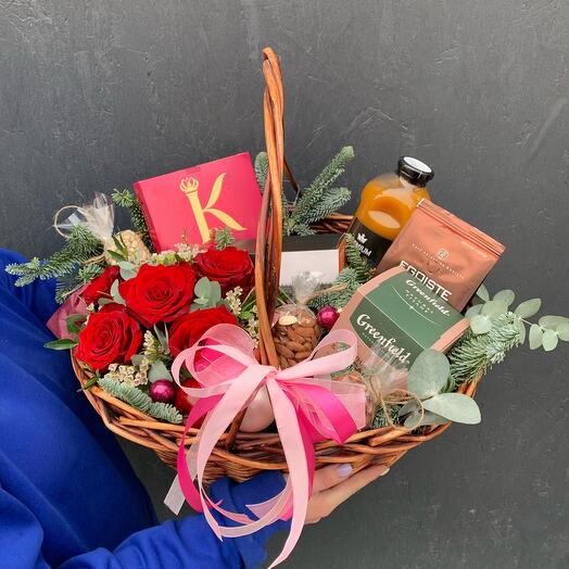 Подарочная корзина с шоколадными конфетами, чаем, кофе, соком, орехами и цветочной композицией «Бруно»
