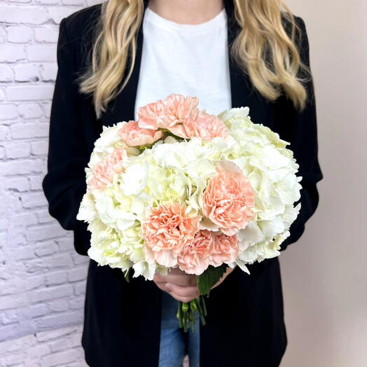 Airy bridal bouquet