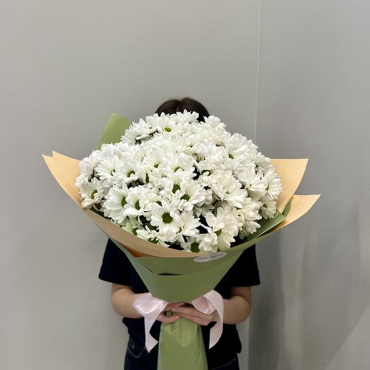 Пышный букет из хризантем ромашковидная