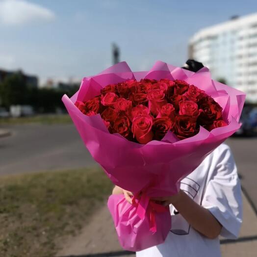 Букет из 51 малиновой и алой розы