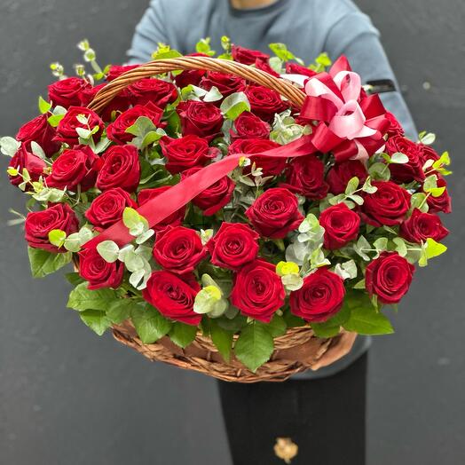 Корзина с розами и эвкалиптом