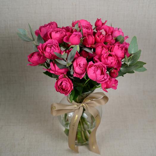 9 Lady Bombastic Roses In Glass Vase