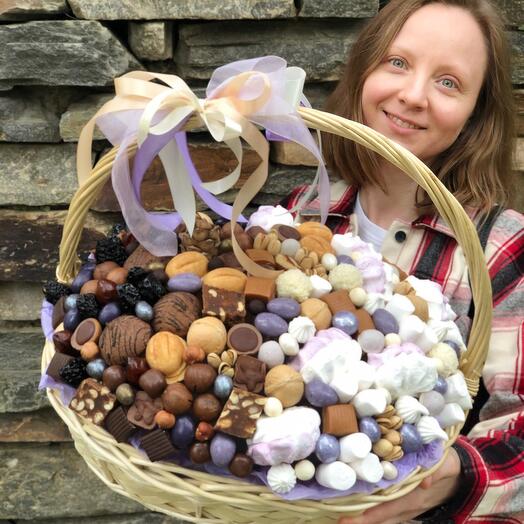 Корзина с зефиром и сладостями